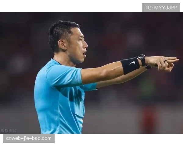 裁判特写：主裁在听取VAR长时间回看后，最终维持红牌原判的决定时刻