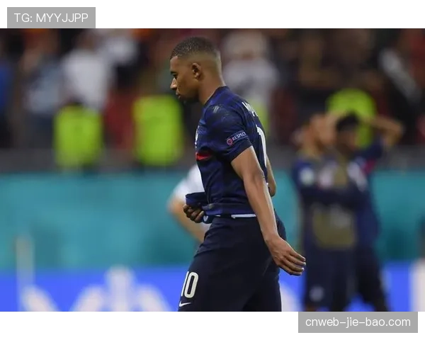 镜头记录：被淘汰后，姆巴佩在球员通道内驻足回望球场
